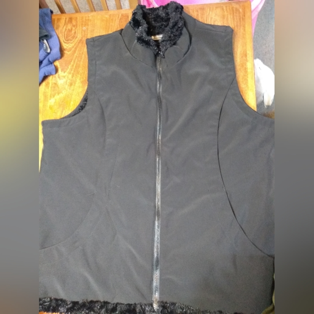Penningtons Active Zone Vest, Black, Size 2X, Faux Fur Fuzzy Lining, Rev…